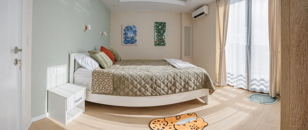 Separate bedroom with a 160 by 200 centimetre bed