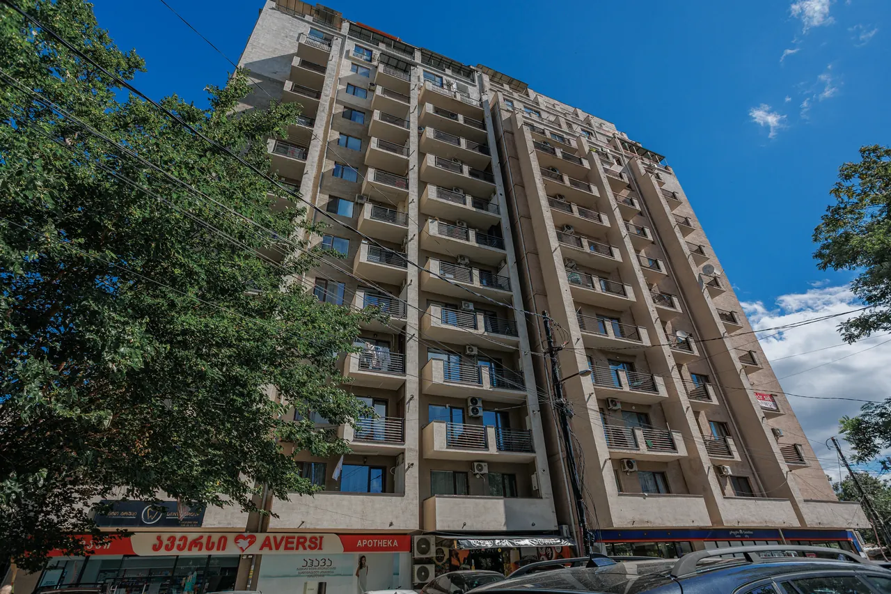 Orange Cat building with Aversi Pharmacy in the same complex