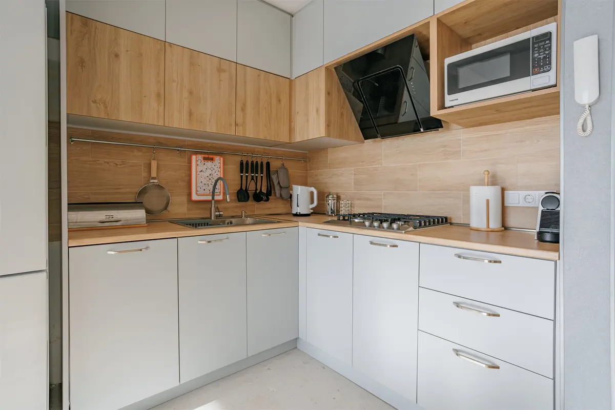 Kitchen with gas hob, oven, microwave and worktop